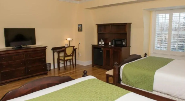 Четырёхместный номер Deluxe Mills Park Hotel