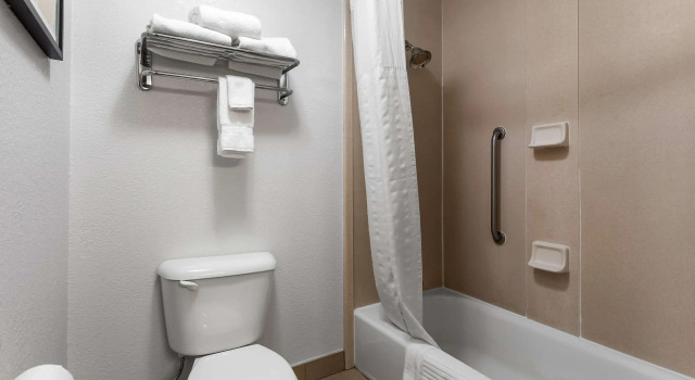 Четырёхместный люкс Business Comfort Inn & Suites Kenosha-Pleasant Prairie