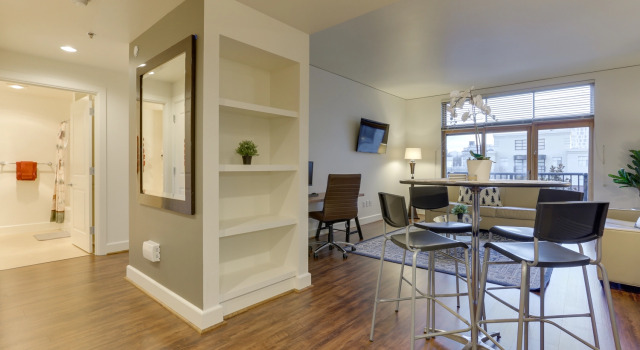 Gorgeous 1BR Apt in the heart of Downtown PDX, Забронировать Отель Отели Портленда с парковкой, рядом с U.S. Bank Building, Парковка