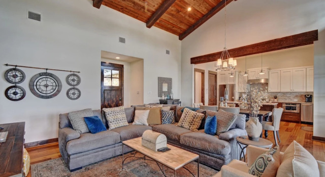 Lake Views on the Patio by RedAwning, Varaa Hotelli Spicewood Texas