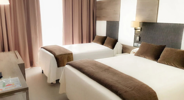 Трёхместный номер Standard с балконом Hotel Cesar Augustus