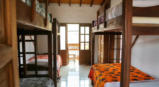 Кровать в общем номере Sergeant Peppers Hostel