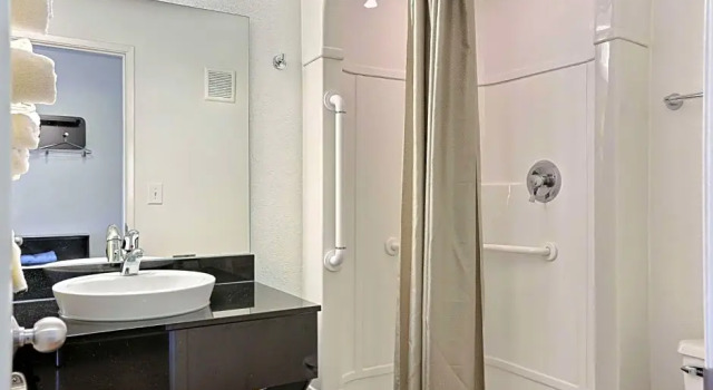 Номер Deluxe Econo Lodge