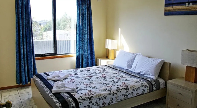 Douglas Street, Rezerwuj Hotel Bicheno Tasmania, w pobliżu Wycieczki z obserwacją pingwinów w Bicheno