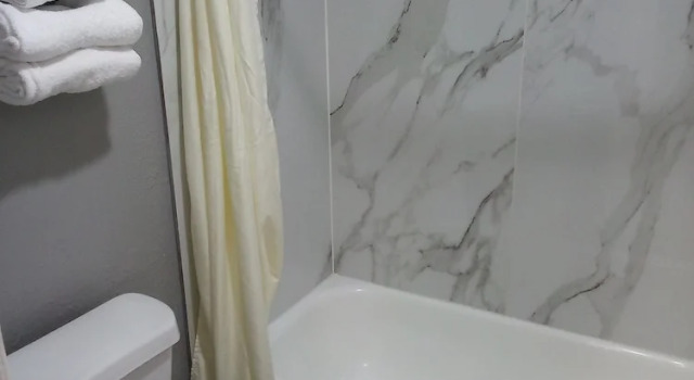 Четырёхместный номер Economy Coachmans Inn & Suites