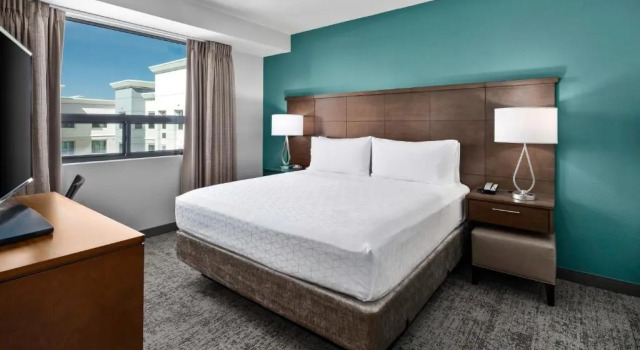 Люкс с 2 комнатами Staybridge Suites Irvine - John Wayne Airport by IHG