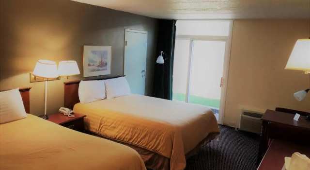 Четырёхместный номер Standard Norwood Inn Worthington