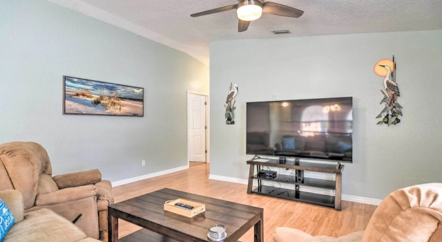 Coastal Getaway w/ Pool: 6 Mi to St Pete Beach!, Rezerwuj Dom wakacyjny Saint Petersburg Pinellas County