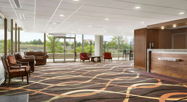 Travelodge by Wyndham Niagara Falls Fallsview, Забронировать Отель Отели Ниагара Фолс с парковкой, рядом с Bird Kingdom, Парковка