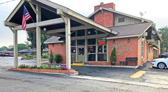 Кровать в общем номере Charles Wesley Motor Lodge