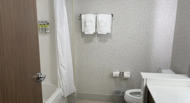 Двухместный люкс с видом на улицу Holiday Inn Express Grand Rapids Airport North by IHG