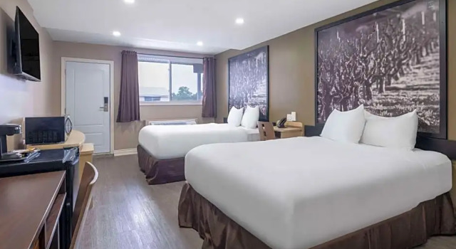 Четырёхместный семейный люкс Super 8 by Wyndham Niagara Falls ON