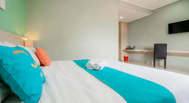Люкс Sans Hotel Fiducia Pondok Gede