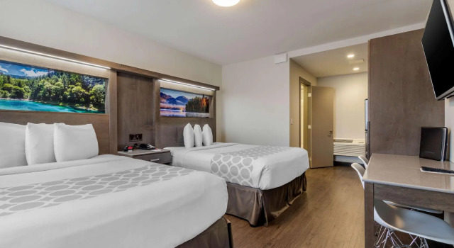 Четырёхместный люкс Super 8 by Wyndham Macleod Trail Calgary