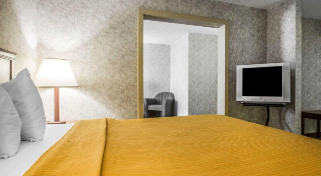Quality Inn & Suites, Varaa Hotelli Hotellit New York State uima-altaalla, Uima-allas