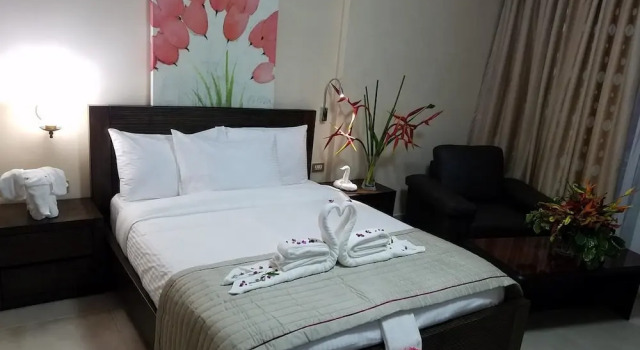 Полулюкс Murex Plaza Hotel & Suites