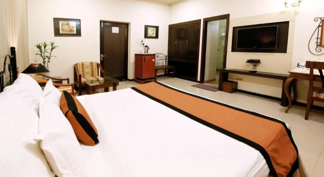 Hotel Yatrik, Забронировать Отель Отели Аллахабад 3 звезды, 3*