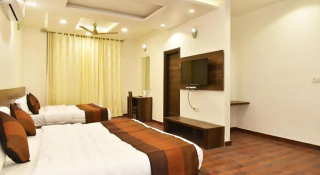 Семейный номер Deluxe Hotel Hollywood Heights near Railway station