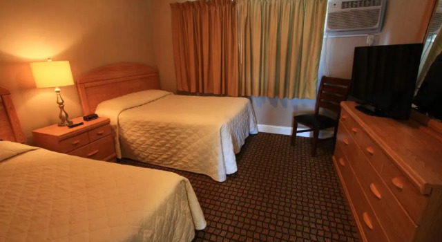 Четырёхместный люкс Colton Court Motor Inn