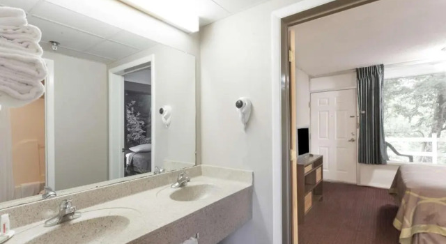 Номер Standard Super 8 by Wyndham Sevierville Riverside