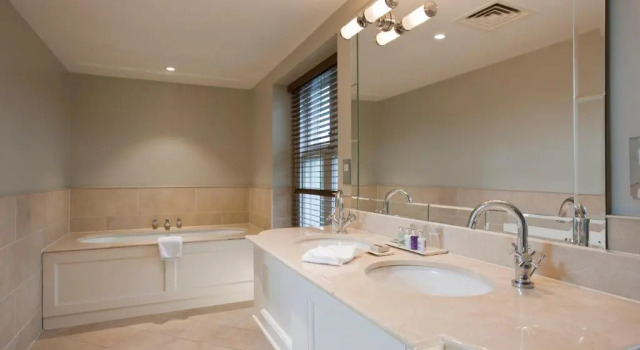 Номер Luxury Wivenhoe House Hotel