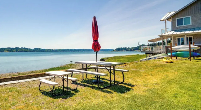 Waterfront Hood Canal Cottage: Steps to the Beach!, Rezerwuj Dom wakacyjny Belfair Waszyngton