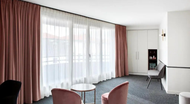 Семейный номер Standard с балконом Best Western Plus Hotel du Pont Wilson