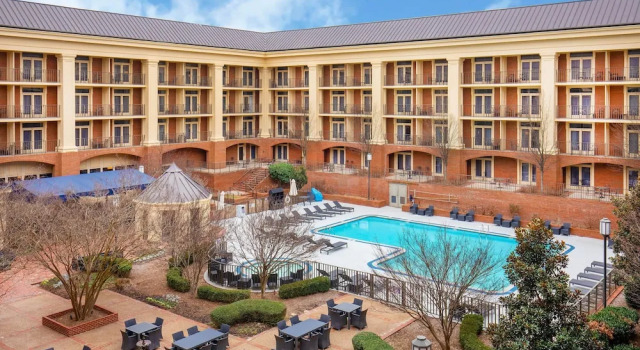 Четырёхместный номер Deluxe с балконом Sheraton Music City Nashville Airport