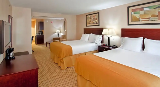 Люкс Holiday Inn Express Hotel & Suites Wichita Airport by IHG
