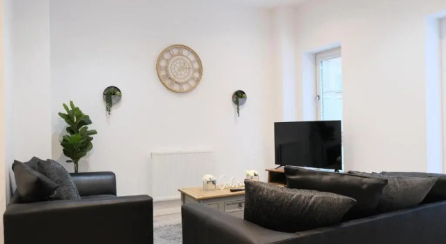 Modern House & Contractors & City Centre & Free Parking, Забронировать Отель Отели Бакингемшир с парковкой, Парковка