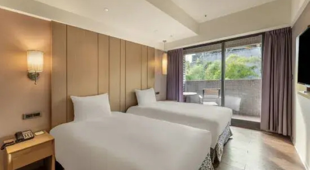 Двухместный номер Standard с балконом La Maison Hotel