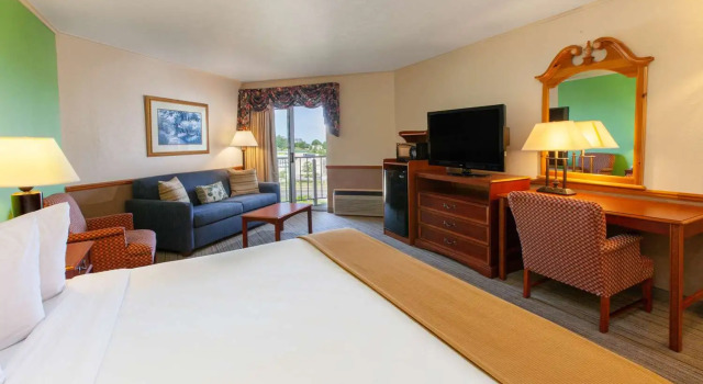 Standard Doppel Zimmer mit Balkon und mit Blick auf die Bucht Apple Tree Inn; SureStay Collection by Best Western