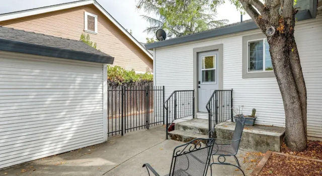 Коттедж Walkable Location! Sacramento Home w/ Patio