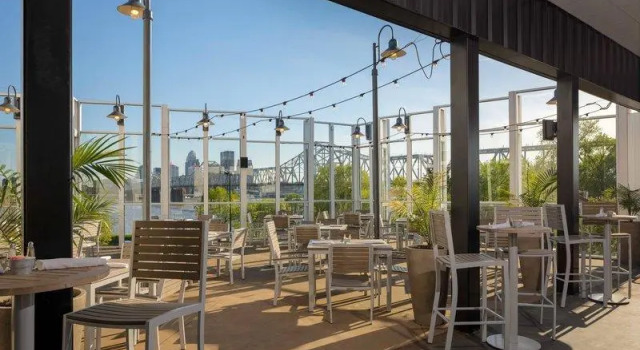 Номер Standard Sheraton Louisville Riverside Hotel