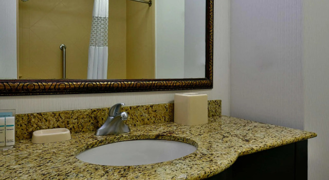 Четырёхместный номер Standard с балконом Hampton Inn & Suites Fredericksburg