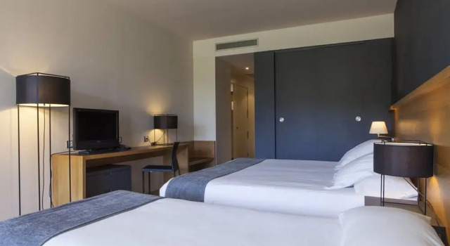 Трёхместный номер Standard с балконом Hotel Món Sant Benet