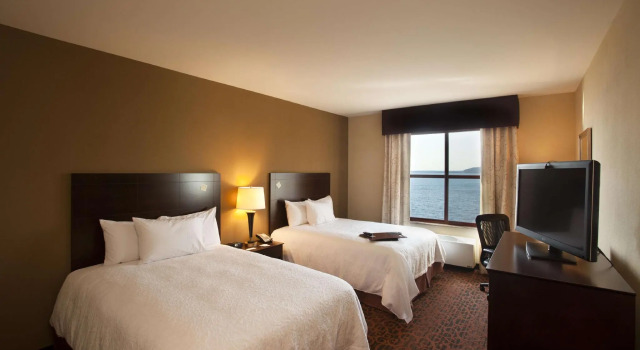 Четырёхместный номер Standard с видом на озеро Hampton Inn Marquette-Waterfront