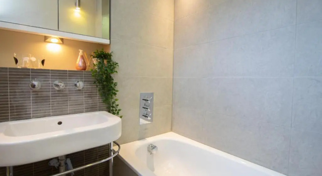 Апартаменты Stunning Royal Crescent Apartment with 3 Bedrooms