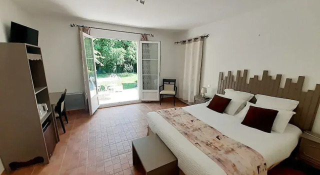 Komfortowy dwuosobowy pokój Hôtel Restaurant Le Clos Des Capitelles