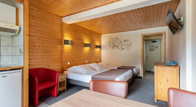 Трёхместный номер Comfort с балконом и с видом на горы Hôtel Les Côtes, Résidence Loisirs et Chalets