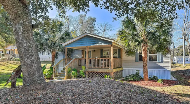 Коттедж Atlantic Beach Home w/ Decks & Fire Pit