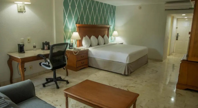 Полулюкс Capital Plaza Hotel
