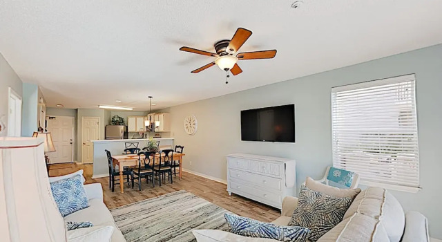 New Listing! Gulf-view Beach W/ Pools 2 Bedroom Condo, Varaa Hotelli Hotellit Emerald Coast uima-altaalla, Uima-allas