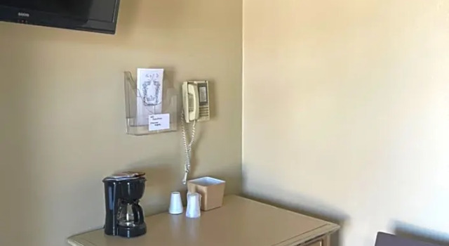 HOMETOWN INN, Varaa Hotelli Charles City Iowa