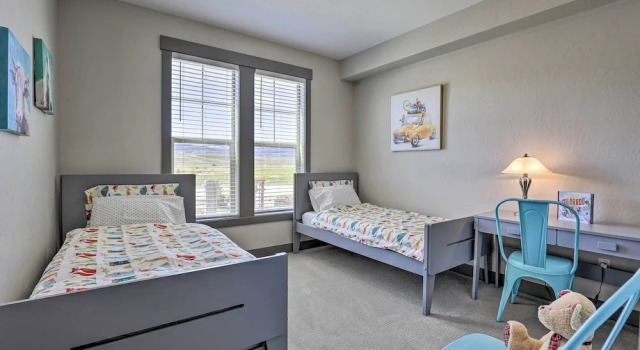 20 Mi to Winter Park: Mtn-view Townhome w/ Balcony, Забронировать Отель Отели Грэнби 3 звезды, рядом с Гольф-клуб Grand Elk, 3*