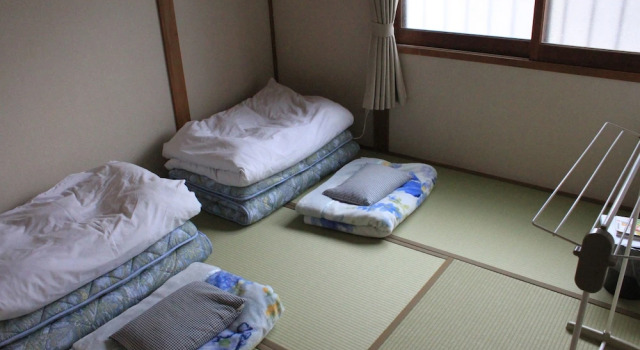 Кровать в общем номере Guesthouse Hakodate Crossroad