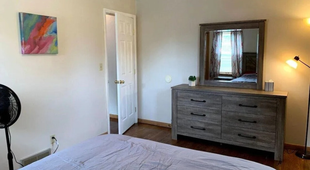 Spacious, Cozy 2 bed Home Near the Stadiums!, Забронировать Отель Канзас-Сити Миссури, рядом с Стадион Kauffman