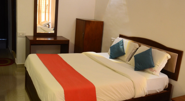 Easternwoods Hotel Raj, Забронировать Отель Отели Мадикери с парковкой, рядом с Парк Раджас-Сит, Парковка