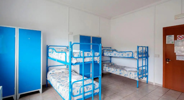 Кровать в общем номере Ostello Corniglia