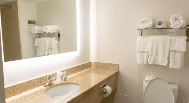 Четырёхместный номер Standard Elimwood Hotel, a Ramada by Wyndham
